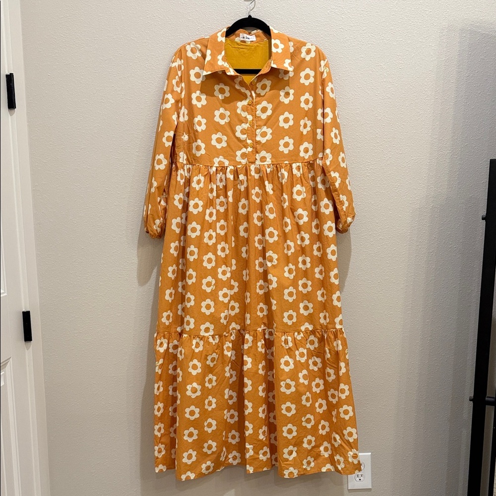 Cute maxi dress!! Mustard yellow w/cream flowers.  Size Large